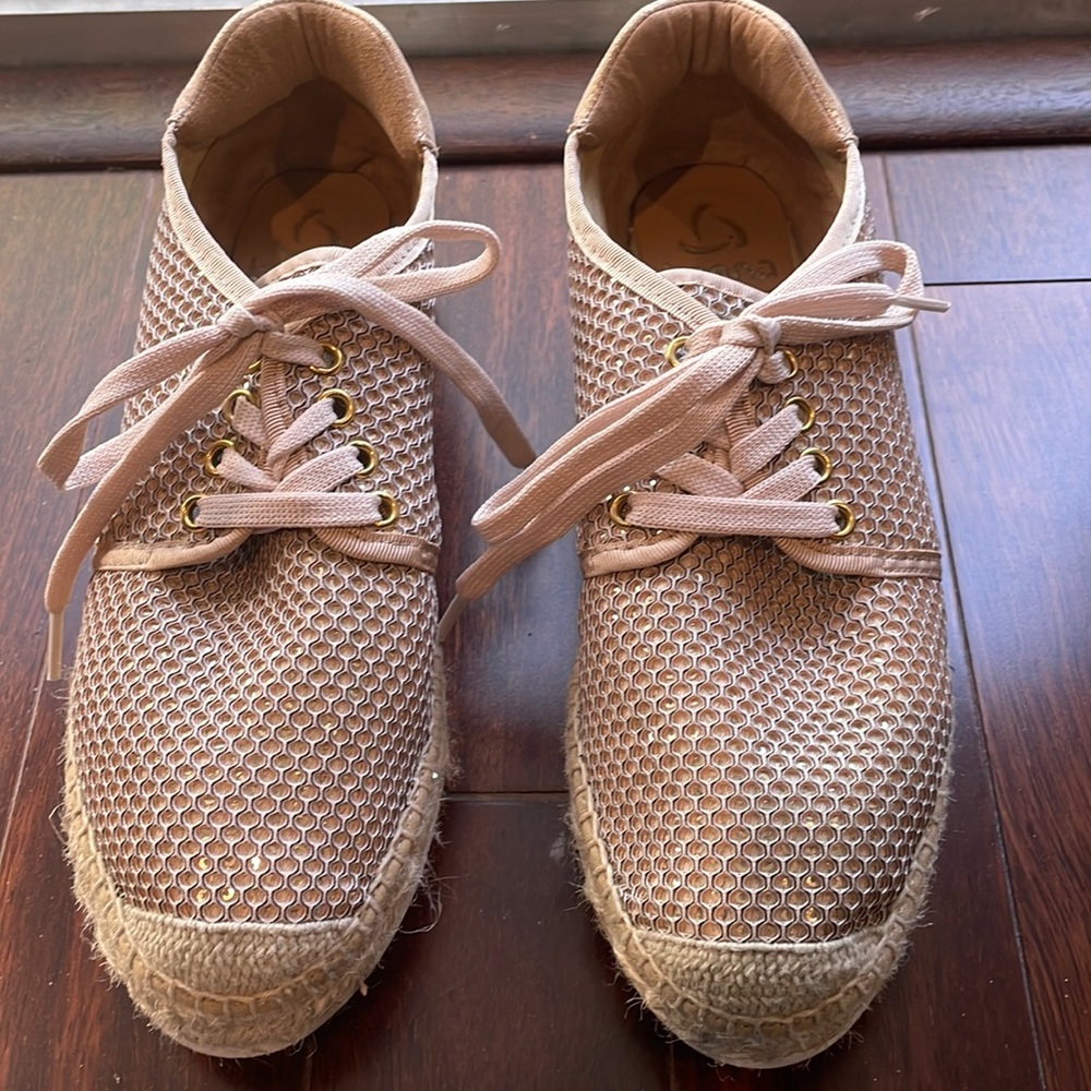 Women’s size 8 Kanna high fashion sneaker/shoe . Gold metallic trim